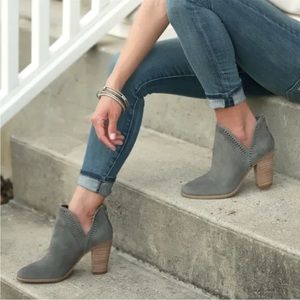 Vince Camuto Fileana Suede Gray
Block Heel Ankle Booties, size 7